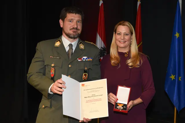 Silbernes Ehrenzeichen für Roland Langer | Foto: Landesmedienservice Burgenland / Hafner