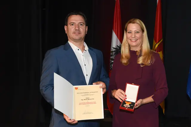 Silbernes Ehrenzeichen für René Wutschitz  | Foto: Landesmedienservice Burgenland / Hafner