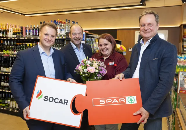 Feierlich eröffnet: Philipp Turneretscher (Geschäftsführer SOCAR Österreich), Thomas Fischer (SPAR Leiter Vertrieb Tankstellenshops), Monika Mahler (Standortleitern SOCAR Gössendorf), Jörg Bernert (Leiter SPAR-Vertrieb Einzelhandel Steiermark) (v.l.) | Foto: SPAR/Krug