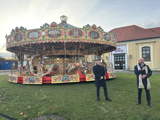 Zur Eröffnung segnete Dompfarrer Anton Faber (l.) das historische Karussell.  | Foto: Mario Popp/MeinBezirk