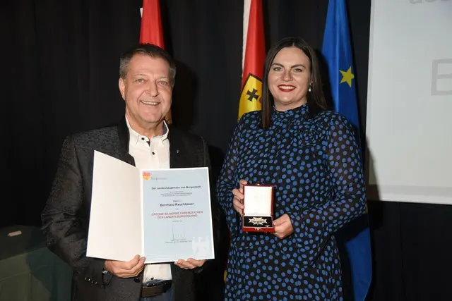 2022: Bernhard Rauchbauer aus Eisenstadt erhielt von Landeshauptmann-Stellvertreterin Astrid Eisenkopf das Große Silberne Ehrenzeichen des Landes Burgenland. | Foto: Landesmedienservice Burgenland