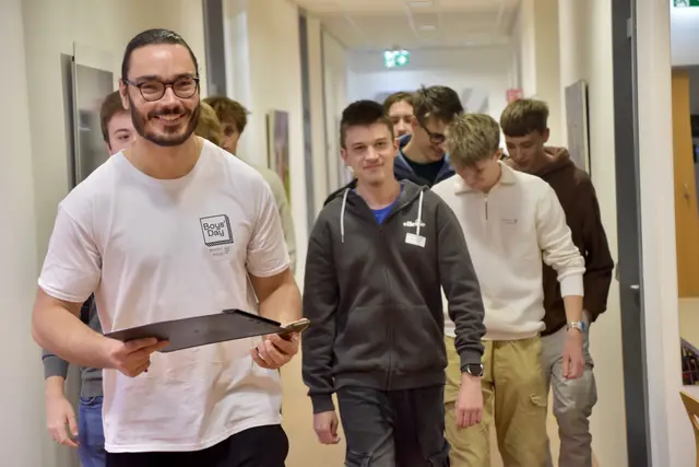 Studierende der PPH Burgenland führten die Schüler der maturaführenden Schulen durch die Hochschule.  | Foto: Stefan Schneider