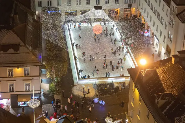 Eislaufen unter dem Lichter-Baldachin wird auch heuer wieder ein Highlight im Advent sein. | Foto: Stadtmarketing Villach