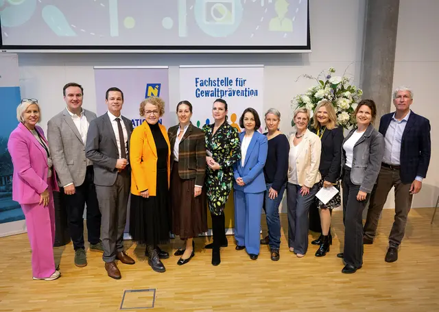 SQM Silvia Stögerer, Bildungsstadtrat Michael Capek, Bildungsdirektor Karl Fritthum, Bildungslandesrätin Christiane Teschl-Hofmeister, Vizerektorin Edda Polz (Pädagogische Hochschule Baden), Kerstin Zechner (Departmentleitung für Diversität der Pädagogischen Hochschule Baden),
Referentin Lisa Fellhofer (Direktorin Österreichischer Fonds zur Dokumentation von religiös motiviertem politischen Extremismus), Elke Höfler (Assistenzprofessorin für Mediendidaktik und Sprachenidaktik der Universität Graz), Eva Guserle (Vorsitzende Österreichische Professoren Union),
Henriette Höfner (Abteilung Familien und Generationen), SQM Verena Maschek, SQM Gunnar Hamann | Foto: NLK Pfeffer