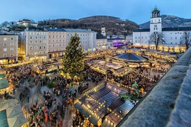 Der Christbaum des Salzburger Christkindlmarktes ist während der Adventzeit ein Aushängeschild für die Altstadt, ein beliebtes Fotomotiv und dank sozialer Medien weltweit bekannt.  | Foto: christkindlmarkt.co.at, Salzburg - Neumayr