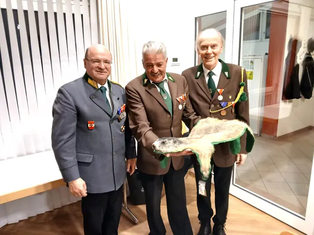 Vizepräsident Gerhard Schreder, Obmann Michael Eibl, Obmann-Stv. Peter Huetz. | Foto: Embacher