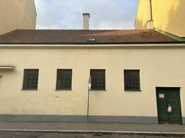 Die Baubewilligung bezieht sich auf die Liegenschaft auf der Karl-Löwe-Gasse 36. Das Gebäude an der Wilhelmstraße 19 soll aufgestockt werden.  | Foto: Matthias Pandrea/MeinBezirk