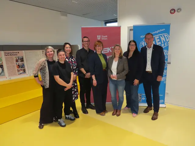 Das Projektteam „Respekt: Gemeinsam stärker 4.0“ mit den Vizebürgermeisterinnen Gaál und Emmerling, Floridsdorfer Bezirksvorsteher Papai und den Schulverantwortlichen. | Foto: Sabine Krammer