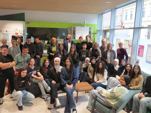 Die Schüler und Schülerinnen des Auftaktworkshops mit Politikern und Projektverantwortlichen. | Foto: Sabine Krammer