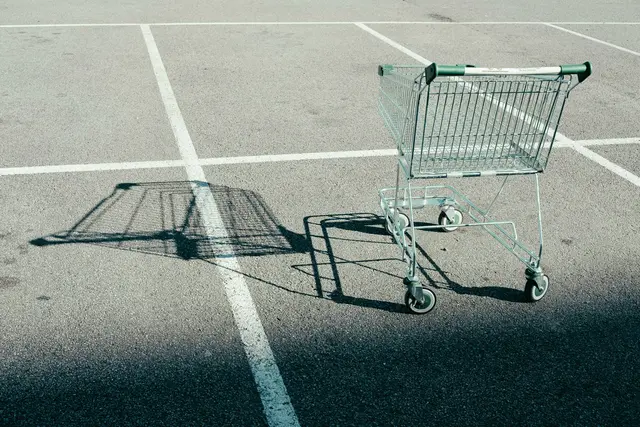 Wer noch am 24. Dezember das letzte Geschenk im Supermarkt kaufen will oder noch etwas für das Weihnachtsessen benötigt, hat Glück – denn viele Geschäfte haben Sonderöffnungszeiten. | Foto: David Clarke/Unsplash