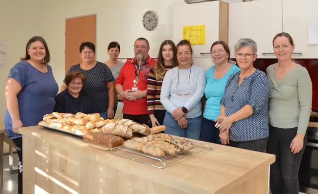 Sandra Gratzl, Beatrix Schwarz, Monika Glanzer, Daniela Stallecker, Christian Reiner, Christina Gruber, Claudia Lins, Maria Böhm, Petra Zeindl und Marion Weinstabl (v.l.) | Foto: Landesklinikum Waihdofen/Thaya