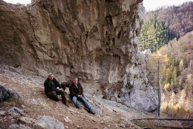 Simon Schiefer und Peter Lepkowicz bei den Felsen, wo illegal Kletterrouten eingebohrt wurden.  | Foto: Santrucek