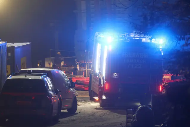 Ein Vorderkipper stürzt beim Kraftwerk in Lambach um – die Feuerwehr musste ausrücken, um den Lenker aus der Fahrzeugkabine zu befreien. | Foto: laumat.at