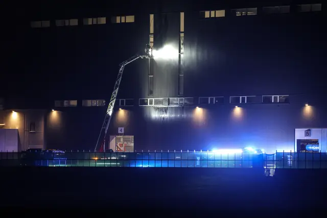 Die FF Enns war bis in die Morgenstunden vor Ort.  | Foto: laumat/Matthias Lauber