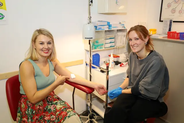 Vizebürgermeisterin Elisabeth Mayr (l.) ließ sich von Corinna Mayr (ZSG Tirol, r.) Blut für einen Test abnehmen.  | Foto: ©IKM/F.Bär