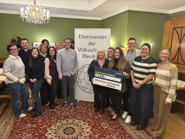 Der Vorstand des Elternvereins übergab den Scheck an die Direktorinnen der Volksschulen Eferding. | Foto:  Elternverein der Eferdinger Volksschulen