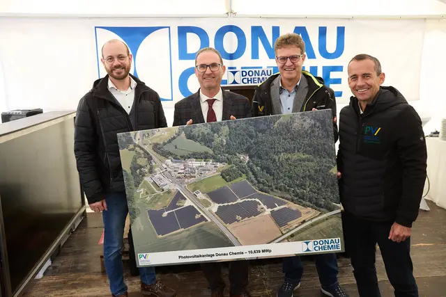 Das Unternehmen präsentierte die fertige Photovoltaikanlage. | Foto: Donau Chemie