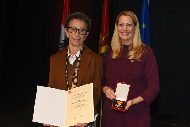 Verdienstkreuz für Maria Steurer-Haltschuster | Foto: Landesmedienservice Burgenland / Hafner