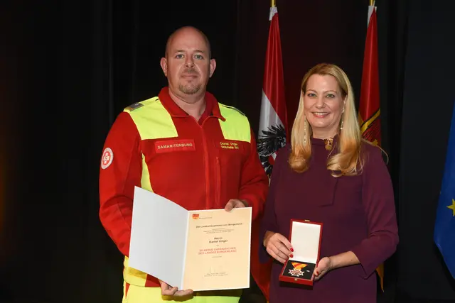 Silbernes Ehrenzeichen für Daniel Unger  | Foto: Landesmedienservice Burgenland / Hafner