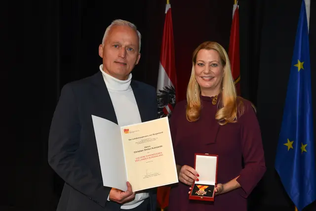 Goldenes Ehrenzeichen für Christian Stefan Kutrowatz  | Foto: Landesmedienservice Burgenland / Hafner