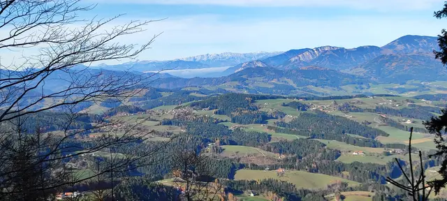 rechts der Hochlantsch, die rote Wand zeigt sich sehr schön, dahinter das Rennfeld, ganz hinten ist der Hochschwab... | Foto: I.Wozonig