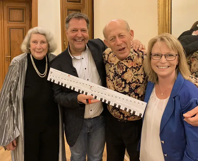 Inspiriert vom australischen Pianisten David Helfgott fand Bernhard Rauchbar seine Liebe zum Klavierspielen - am Foto mit David, Gillian und Gabi. | Foto: TonGenau