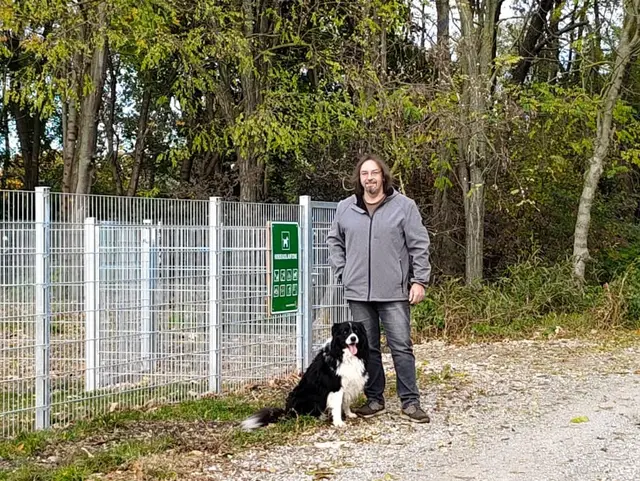 Bürgermeister Robert Kovacs und Border Collie "Cooper" erleben die neue Auslaufzone. | Foto: Gemeinde Gattendorf