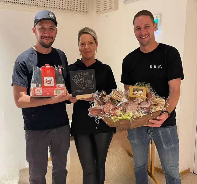 Gewinnerin Angelika Dorn mit Christoph (l.) und Werner (r.) Fuchs vom Verein Kaindorf Grill &amp; Barbecue. | Foto: Kaindorf Grill & Barbecue