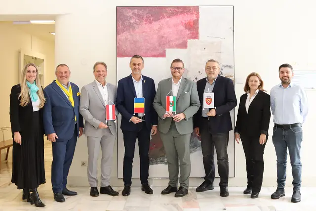 Stadtrat Julian Geier eröffnete das Arbeitstreffen der Delegation aus Sibiu/Hermannstadt mit Expertinnen und Experten der Klagenfurter Stadtverwaltung und begrüßte die Gäste aus Rumänien. | Foto: StadtKommunikation / Buchner