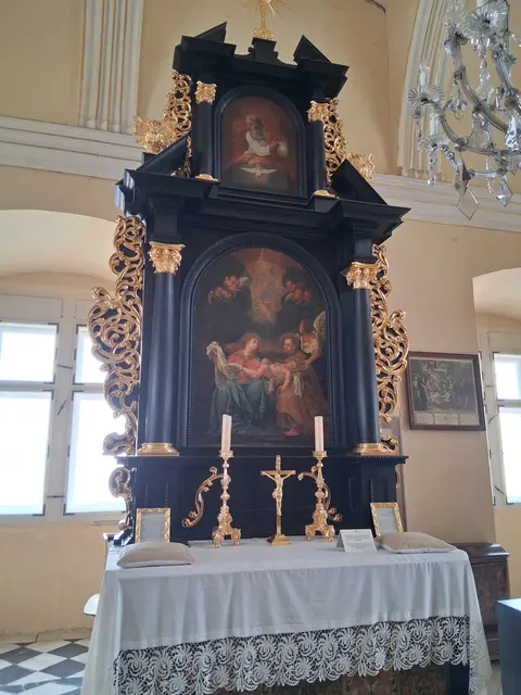 Das Schloss Ptuj ist eine prominente Landmarke, die auf einem Hügel über der Stadt und der Drau thront. 
 Das Altarbild zeigt ein Gemälde, das die Geburt Christi darstellt !