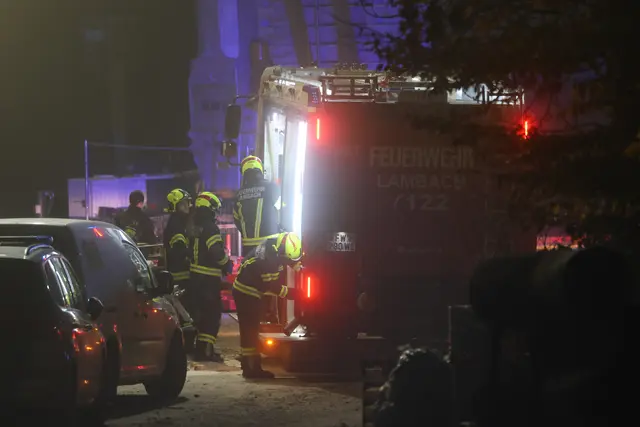 Ein Vorderkipper stürzt beim Kraftwerk in Lambach um – die Feuerwehr musste ausrücken, um den Lenker aus der Fahrzeugkabine zu befreien. | Foto: laumat.at