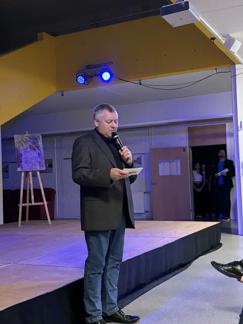 Direktor Oberschulrat Eric Schilcher eröffnete den Abend. | Foto: Bernhard Schabauer