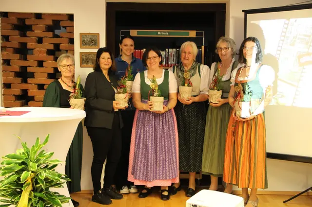 Die Mitarbeiterinnen freuten sich über Blumen. | Foto: Bibliothek St. Stefan ob Stainz