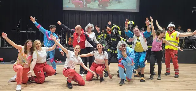 Gute Stimmung beim dritten Blaulichtball im festlich geschmückten Valentinum – Feuerwehr, Rotes Kreuz und zahlreiche Gäste feierten gemeinsam bis in die frühen Morgenstunden. | Foto: Rotes Kreuz/Birgit Seiler