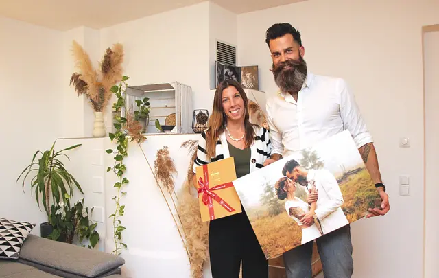 Daniela und Daniel Steiner freuen sich über den Wellness-Gutschein. | Foto: Karl Künstner