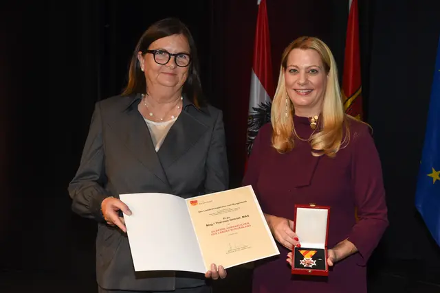 Silbernes Ehrenzeichen für Theresia Gabriel  | Foto: Landesmedienservice Burgenland / Hafner