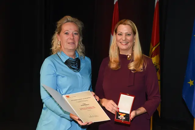 Silbernes Ehrenzeichen für Ulrike Reiterer | Foto: Landesmedienservice Burgenland / Hafner