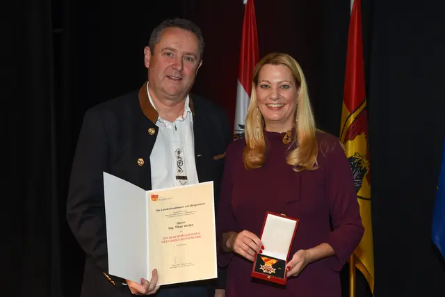 Goldenes Ehrenzeichen für Tibor Vertes  | Foto: Landesmedienservice Burgenland / Hafner