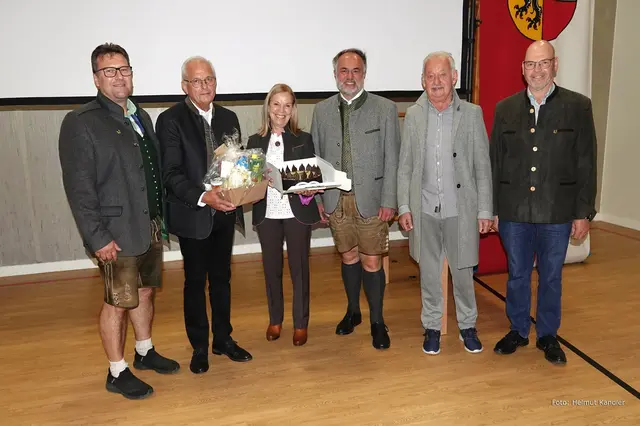 Mit den 10. Bildungs- und Nationalparktagen feierte das Salzburger Bildungswerk (SBW) Muhr seinen 40. Geburtstag. Im Bild (v. li.): Bürgermeister Hans-Jürgen Schiefer, Bildungswerkleiter Robert Grießner mit Gattin Erna Grießner, SBW-Direktor Richard Breschar, Altbürgermeister Hubert Gruber und Altbürgermeister Ernst Josef Kandler. | Foto: Helmut Kandler