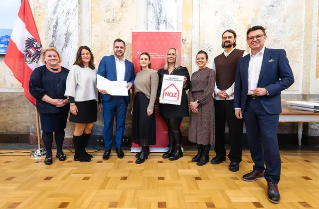 Ministerin Korinna Schumann, Daniela Strobl, Franz Drescher, Natascha Berger, Sabine Zettl, Manuela Auer-Toth, Manuel Hirmann und Bürgermeister Erich Trummer. | Foto: zVg/BKA Valentin Brauneis