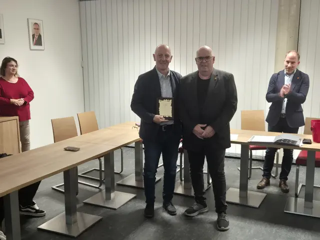 Verabschiedung von Vizebürgermeister a.D. Hanspeter Wehofer, mit Robert Szekely. | Foto: Gemeinde Klein-Neusiedl