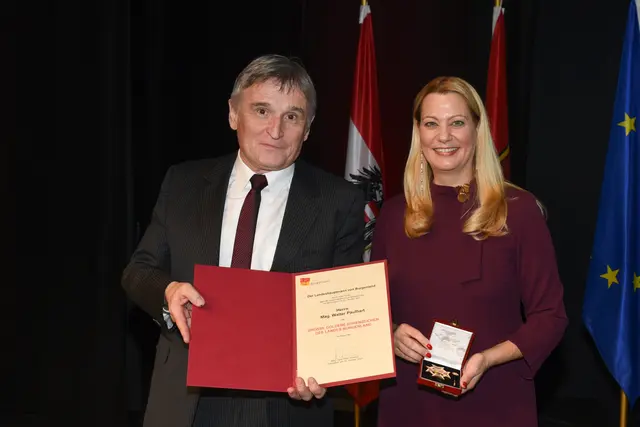 Großes Goldenes Ehrenzeichen für Walter Paulhart  | Foto: Landesmedienservice Burgenland / Hafner