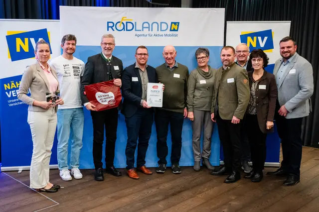 V. l. n. r.: Susanna Hauptmann (Radland NÖ); Philipp Kaider (RAAM-Sieger 2025) , Vertretung der Gemeinde Biberbach, LAbg. Christian Brenner | Foto: Michael Kofler