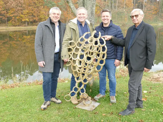Michael Neubert, BGM Daniel Mayerhofer, BGM Stefan Mader, und Künstler Karl Hiess. | Foto: Privat
