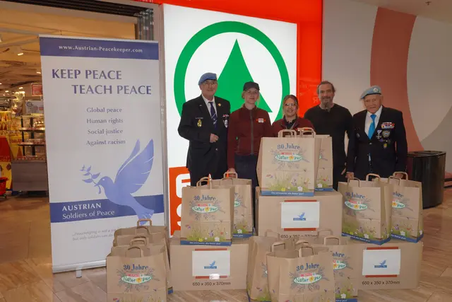 Bei der Übergabe der Spenden v.l. Gerhard Dujmovits (Vereinigungspräsident Österreichische Friedenssoldaten), Nina Ortner (Abteilungsleitung- Stv. Feinkost SPAR), Victoria Rottensteiner (Marketingleitung-Stv. SPAR), Michael Hennermann (Obmann Verein für Obdachlose Innsbruck) und Franz Köfel (Presseoffizier Österreichische Friedenssoldaten) | Foto: AMG