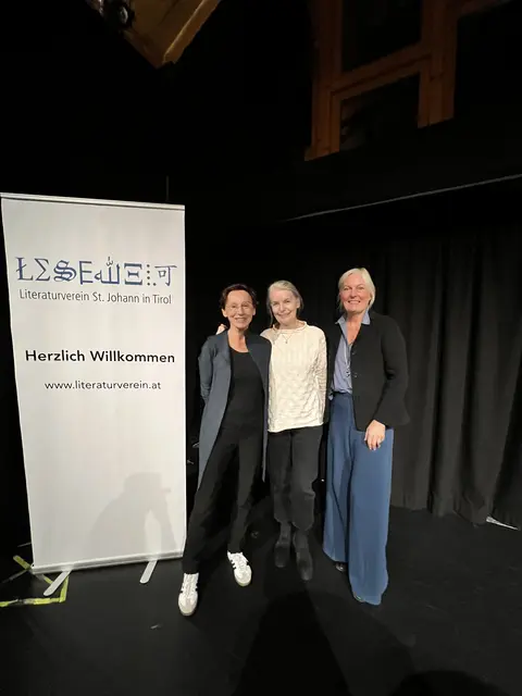 Drei Frauen im Zeichen der Literatur: Marlene Streeruwitz, Literaturkritikerin Kristina Pfoser und Gabi Pinsker vom Literaturverein Lesewelt St. Johann (v. li.).
 | Foto: Literaturverein/Monitzer