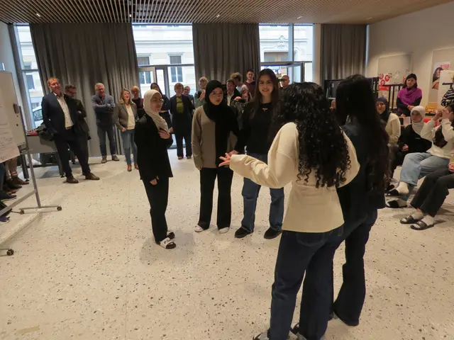 Workshops gegen Gewalt und Mobbing: Najla, Irem, Busra, Nour und Yade spielen eine Theaterszene rund um das Tragen des Kopftuches. | Foto: Sabine Krammer