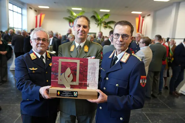 Brigadier Philipp Eder freute sich über das Geschenk des Landesfeuerwehrkommandanten Rudolf Robin. Sichtlich stolz der Künstler: Helmut Blazej (FF Feistritz ob Bleiburg) | Foto: MeinBezirk.at/Stephan Fugger