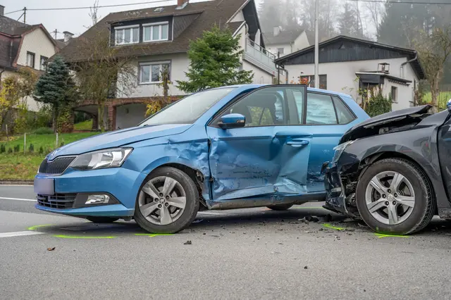 Ein Crash auf einer Kreuzung in Kremsmünster forderte zwei Verletzte. | Foto: TEAM FOTOKERSCHI