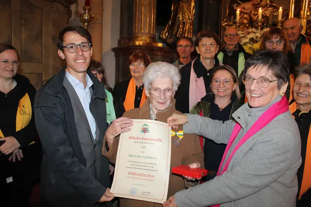 Auch der Kirchenchor lässt Ida Puchleitner hochleben. | Foto: Karl Lenz